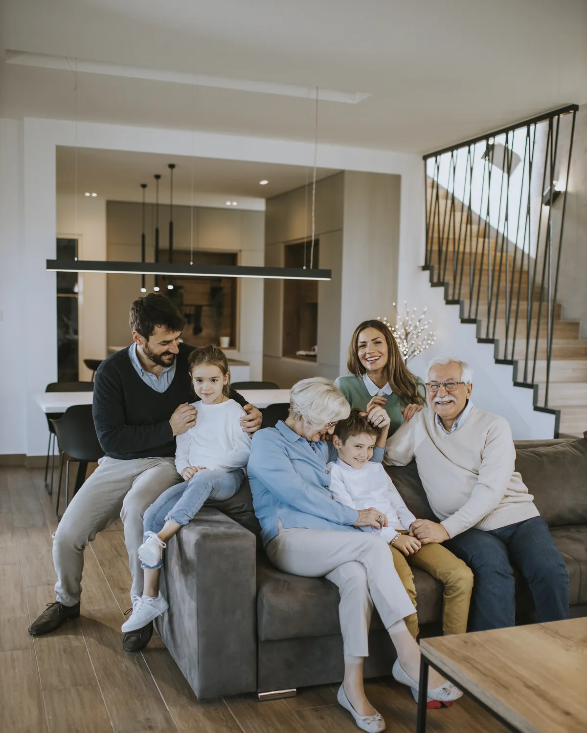 Três gerações da mesma família na sala de casa.