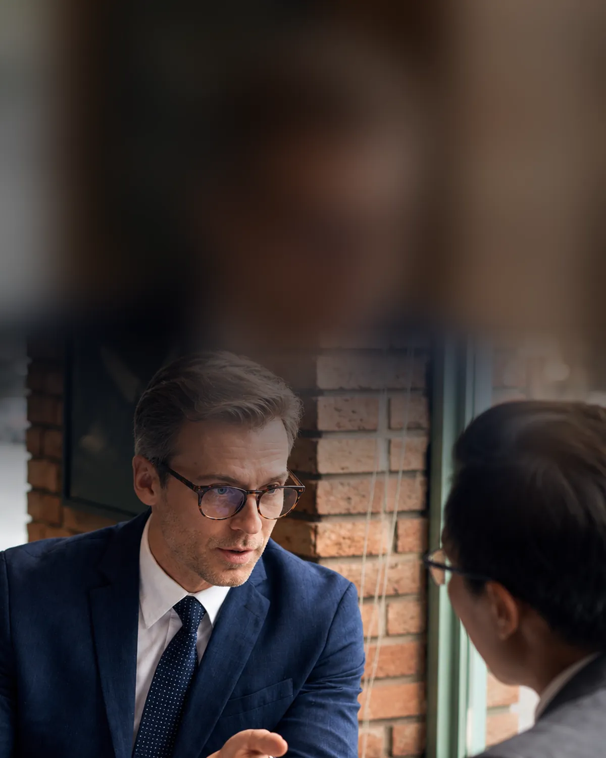 Assessor explicando um documento para o cliente.